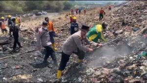 Polresta Malang Kota Kerahkan Mobil Water Cannon Bantu Tangani Kebakaran TPA Supit Urang